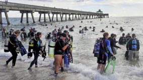 Grupo de mergulhadores quebra recorde de limpeza submarina