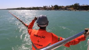 Ceará instala barreiras para evitar que óleo atinja praias e mangues