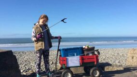 Menina de 10 anos lidera campanha contra lixo plástico