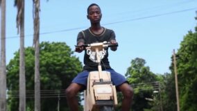 Adolescente fabrica moto de madeira com energia solar